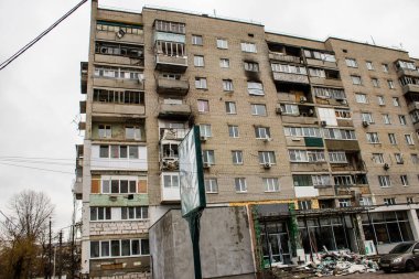 Boucha, Ukrayna 'da Kyiv şehrinin yanında yer alan bir kasabadır. Çoğu bina ya tahrip edildi ya da onarılamaz şekilde hasar gördü. Şehir Rus topçuları tarafından bombalandı ve savaş sırasında birçok insan öldü..