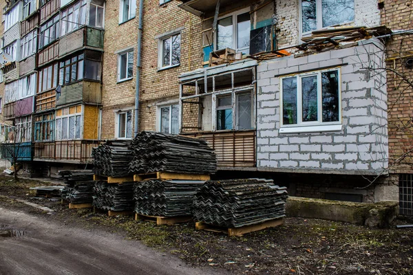 布查是乌克兰的一个城镇 毗邻基亚夫市 大多数建筑物不是被毁就是损坏到无法修复的地步 该城遭到俄罗斯炮轰 许多人在战斗中丧生 — 图库照片