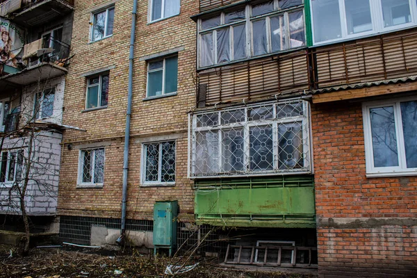 ブチャはウクライナのキエフ市の隣に位置する町です ほとんどの建物は修理の範囲を超えて破壊または損傷されます 市はロシアの砲兵隊によって砲撃され 戦闘中に多くの人々が死亡した — ストック写真