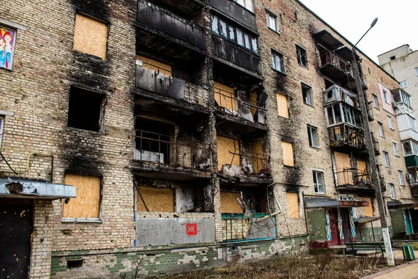 Boucha, Ukrayna 'da Kyiv şehrinin yanında yer alan bir kasabadır. Çoğu bina ya tahrip edildi ya da onarılamaz şekilde hasar gördü. Şehir Rus topçuları tarafından bombalandı ve savaş sırasında birçok insan öldü..