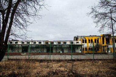 Boucha, Ukrayna 'da Kyiv şehrinin yanında yer alan bir kasabadır. Çoğu bina ya tahrip edildi ya da onarılamaz şekilde hasar gördü. Şehir Rus topçuları tarafından bombalandı ve savaş sırasında birçok insan öldü..