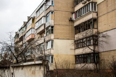 Boucha, Ukrayna 'da Kyiv şehrinin yanında yer alan bir kasabadır. Çoğu bina ya tahrip edildi ya da onarılamaz şekilde hasar gördü. Şehir Rus topçuları tarafından bombalandı ve savaş sırasında birçok insan öldü..