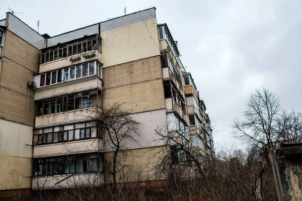 ブチャはウクライナのキエフ市の隣に位置する町です ほとんどの建物は修理の範囲を超えて破壊または損傷されます 市はロシアの砲兵隊によって砲撃され 戦闘中に多くの人々が死亡した — ストック写真