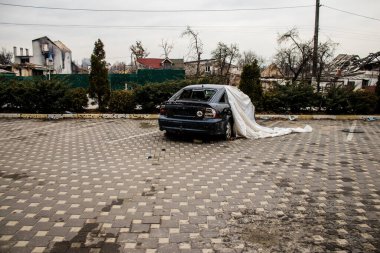 Irpin 'de yok edilen sivil araçlar, bir Kyiv banliyösü. Kyiv 'in savaşında önemli bir rol oynayan kasaba..
