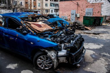 Irpin 'de yok edilen sivil araçlar, bir Kyiv banliyösü. Kyiv 'in savaşında önemli bir rol oynayan kasaba..