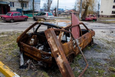 Irpin 'de yok edilen sivil araçlar, bir Kyiv banliyösü. Kyiv 'in savaşında önemli bir rol oynayan kasaba..