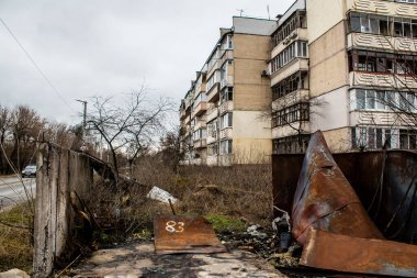 Hostomel 'deki yıkılan garajlar, bir Kyiv banliyösü. Burası Rus ordusu tarafından bombalanmıştı ve tamamen yanmıştı.