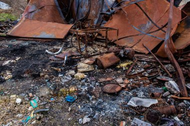 Hostomel 'deki yıkılan garajlar, bir Kyiv banliyösü. Burası Rus ordusu tarafından bombalanmıştı ve tamamen yanmıştı.