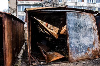 Hostomel 'deki yıkılan garajlar, bir Kyiv banliyösü. Burası Rus ordusu tarafından bombalanmıştı ve tamamen yanmıştı.