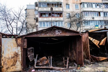 Hostomel 'deki yıkılan garajlar, bir Kyiv banliyösü. Burası Rus ordusu tarafından bombalanmıştı ve tamamen yanmıştı.