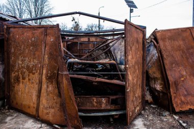 Hostomel 'deki yıkılan garajlar, bir Kyiv banliyösü. Burası Rus ordusu tarafından bombalanmıştı ve tamamen yanmıştı.