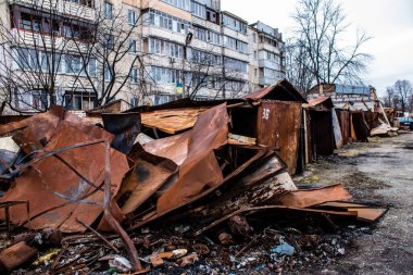 Hostomel 'deki yıkılan garajlar, bir Kyiv banliyösü. Burası Rus ordusu tarafından bombalanmıştı ve tamamen yanmıştı.
