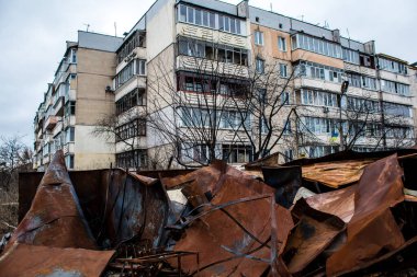 Hostomel 'deki yıkılan garajlar, bir Kyiv banliyösü. Burası Rus ordusu tarafından bombalanmıştı ve tamamen yanmıştı.