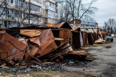 Hostomel 'deki yıkılan garajlar, bir Kyiv banliyösü. Burası Rus ordusu tarafından bombalanmıştı ve tamamen yanmıştı.