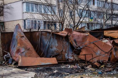 Hostomel 'deki yıkılan garajlar, bir Kyiv banliyösü. Burası Rus ordusu tarafından bombalanmıştı ve tamamen yanmıştı.