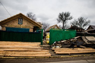 Bir Kyiv banliyösü olan Boucha 'da birkaç ev Rus ordusunun bombalanmasının ardından onarılıyor veya restore ediliyor. İş başladı ve Ukrayna hükümeti tarafından finanse ediliyor.