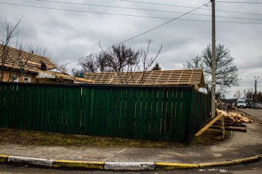 Bir Kyiv banliyösü olan Boucha 'da birkaç ev Rus ordusunun bombalanmasının ardından onarılıyor veya restore ediliyor. İş başladı ve Ukrayna hükümeti tarafından finanse ediliyor.