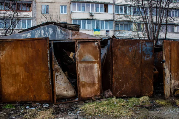 Hostomel 'deki yıkılan garajlar, bir Kyiv banliyösü. Burası Rus ordusu tarafından bombalanmıştı ve tamamen yanmıştı.