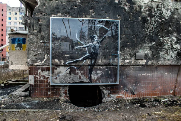 Chica Gimnasta Mural Banksy Irpin Edificio Ruinas Justo Encima Concha Fotos De Stock