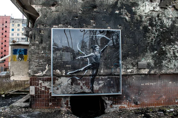 Chica Gimnasta Mural Banksy Irpin Edificio Ruinas Justo Encima Concha Fotos De Stock
