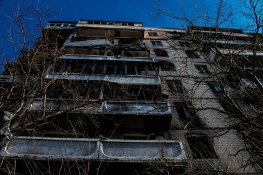 Irpin, Ukrayna - 14 Mart 2023 Irpin 'deki çoğu bina ya tahrip edildi ya da onarılamaz şekilde hasar gördü. Şehir Rus topçuları tarafından bombalandı ve Irpin muharebesinde birçok insan öldü. Bunlar savaş suçları.