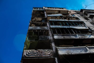 Irpin, Ukrayna - 14 Mart 2023 Irpin 'deki çoğu bina ya tahrip edildi ya da onarılamaz şekilde hasar gördü. Şehir Rus topçuları tarafından bombalandı ve Irpin muharebesinde birçok insan öldü. Bunlar savaş suçları.