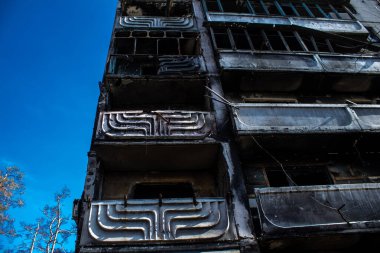 Irpin, Ukrayna - 14 Mart 2023 Irpin 'deki çoğu bina ya tahrip edildi ya da onarılamaz şekilde hasar gördü. Şehir Rus topçuları tarafından bombalandı ve Irpin muharebesinde birçok insan öldü. Bunlar savaş suçları.