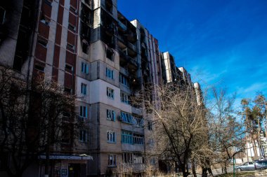 Irpin, Ukrayna - 14 Mart 2023 Irpin 'deki çoğu bina ya tahrip edildi ya da onarılamaz şekilde hasar gördü. Şehir Rus topçuları tarafından bombalandı ve Irpin muharebesinde birçok insan öldü. Bunlar savaş suçları.
