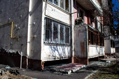 Irpin, Ukrayna - 14 Mart 2023 Irpin 'deki çoğu bina ya tahrip edildi ya da onarılamaz şekilde hasar gördü. Şehir Rus topçuları tarafından bombalandı ve Irpin muharebesinde birçok insan öldü. Bunlar savaş suçları.