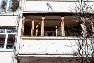 Irpin, Ukrayna - 14 Mart 2023 Irpin 'deki çoğu bina ya tahrip edildi ya da onarılamaz şekilde hasar gördü. Şehir Rus topçuları tarafından bombalandı ve Irpin muharebesinde birçok insan öldü. Bunlar savaş suçları.