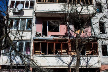 Irpin, Ukrayna - 14 Mart 2023 Irpin 'deki çoğu bina ya tahrip edildi ya da onarılamaz şekilde hasar gördü. Şehir Rus topçuları tarafından bombalandı ve Irpin muharebesinde birçok insan öldü. Bunlar savaş suçları.