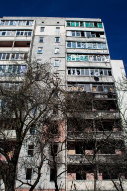 Irpin, Ukrayna - 14 Mart 2023 Irpin 'deki çoğu bina ya tahrip edildi ya da onarılamaz şekilde hasar gördü. Şehir Rus topçuları tarafından bombalandı ve Irpin muharebesinde birçok insan öldü. Bunlar savaş suçları.