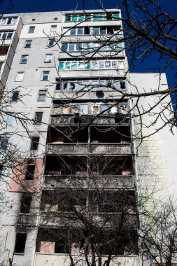 Irpin, Ukrayna - 14 Mart 2023 Irpin 'deki çoğu bina ya tahrip edildi ya da onarılamaz şekilde hasar gördü. Şehir Rus topçuları tarafından bombalandı ve Irpin muharebesinde birçok insan öldü. Bunlar savaş suçları.