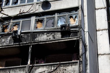 Irpin, Ukrayna - 14 Mart 2023 Irpin 'deki çoğu bina ya tahrip edildi ya da onarılamaz şekilde hasar gördü. Şehir Rus topçuları tarafından bombalandı ve Irpin muharebesinde birçok insan öldü. Bunlar savaş suçları.