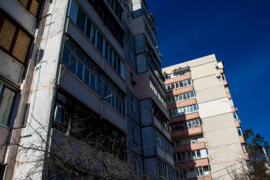 Irpin, Ukrayna - 14 Mart 2023 Irpin 'deki çoğu bina ya tahrip edildi ya da onarılamaz şekilde hasar gördü. Şehir Rus topçuları tarafından bombalandı ve Irpin muharebesinde birçok insan öldü. Bunlar savaş suçları.