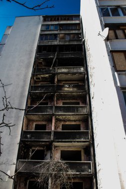 Irpin, Ukrayna - 14 Mart 2023 Irpin 'deki çoğu bina ya tahrip edildi ya da onarılamaz şekilde hasar gördü. Şehir Rus topçuları tarafından bombalandı ve Irpin muharebesinde birçok insan öldü. Bunlar savaş suçları.