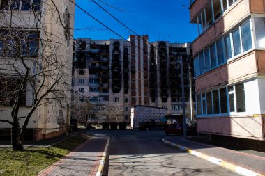 Irpin, Ukrayna - 14 Mart 2023 Irpin 'deki çoğu bina ya tahrip edildi ya da onarılamaz şekilde hasar gördü. Şehir Rus topçuları tarafından bombalandı ve Irpin muharebesinde birçok insan öldü. Bunlar savaş suçları.