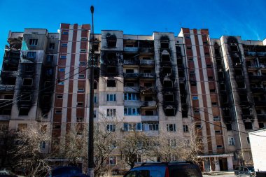 Irpin, Ukrayna - 14 Mart 2023 Irpin 'deki çoğu bina ya tahrip edildi ya da onarılamaz şekilde hasar gördü. Şehir Rus topçuları tarafından bombalandı ve Irpin muharebesinde birçok insan öldü. Bunlar savaş suçları.