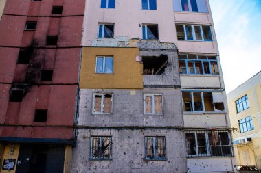 Irpin, Ukrayna - 14 Mart 2023 Irpin 'deki çoğu bina ya tahrip edildi ya da onarılamaz şekilde hasar gördü. Şehir Rus topçuları tarafından bombalandı ve Irpin muharebesinde birçok insan öldü. Bunlar savaş suçları.