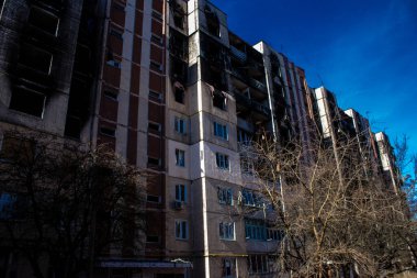 Irpin, Ukrayna - 14 Mart 2023 Irpin 'deki çoğu bina ya tahrip edildi ya da onarılamaz şekilde hasar gördü. Şehir Rus topçuları tarafından bombalandı ve Irpin muharebesinde birçok insan öldü. Bunlar savaş suçları.