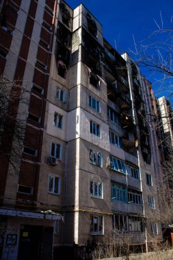 Irpin, Ukrayna - 14 Mart 2023 Irpin 'deki çoğu bina ya tahrip edildi ya da onarılamaz şekilde hasar gördü. Şehir Rus topçuları tarafından bombalandı ve Irpin muharebesinde birçok insan öldü. Bunlar savaş suçları.