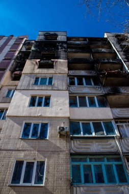 Irpin, Ukrayna - 14 Mart 2023 Irpin 'deki çoğu bina ya tahrip edildi ya da onarılamaz şekilde hasar gördü. Şehir Rus topçuları tarafından bombalandı ve Irpin muharebesinde birçok insan öldü. Bunlar savaş suçları.