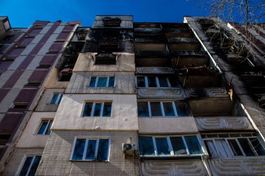 Irpin, Ukrayna - 14 Mart 2023 Irpin 'deki çoğu bina ya tahrip edildi ya da onarılamaz şekilde hasar gördü. Şehir Rus topçuları tarafından bombalandı ve Irpin muharebesinde birçok insan öldü. Bunlar savaş suçları.