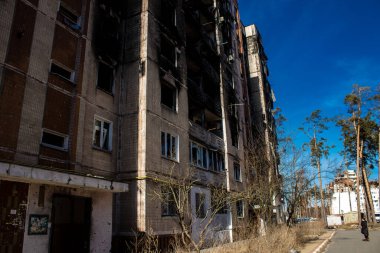 Irpin, Ukrayna - 14 Mart 2023 Irpin 'deki çoğu bina ya tahrip edildi ya da onarılamaz şekilde hasar gördü. Şehir Rus topçuları tarafından bombalandı ve Irpin muharebesinde birçok insan öldü. Bunlar savaş suçları.