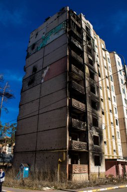 Irpin, Ukrayna - 14 Mart 2023 Irpin 'deki çoğu bina ya tahrip edildi ya da onarılamaz şekilde hasar gördü. Şehir Rus topçuları tarafından bombalandı ve Irpin muharebesinde birçok insan öldü. Bunlar savaş suçları.