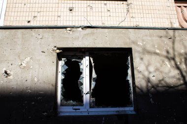 Irpin, Ukrayna - 14 Mart 2023 Irpin 'deki çoğu bina ya tahrip edildi ya da onarılamaz şekilde hasar gördü. Şehir Rus topçuları tarafından bombalandı ve Irpin muharebesinde birçok insan öldü. Bunlar savaş suçları.