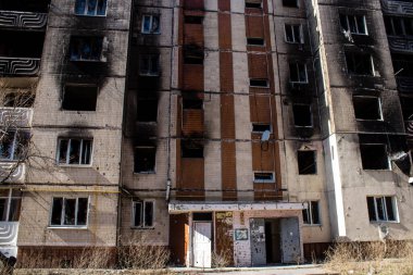 Irpin, Ukrayna - 14 Mart 2023 Irpin 'deki çoğu bina ya tahrip edildi ya da onarılamaz şekilde hasar gördü. Şehir Rus topçuları tarafından bombalandı ve Irpin muharebesinde birçok insan öldü. Bunlar savaş suçları.
