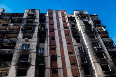 Irpin, Ukrayna - 14 Mart 2023 Irpin 'deki çoğu bina ya tahrip edildi ya da onarılamaz şekilde hasar gördü. Şehir Rus topçuları tarafından bombalandı ve Irpin muharebesinde birçok insan öldü. Bunlar savaş suçları.