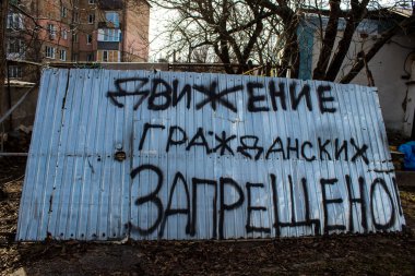Borodyanka, Ukrayna - 14 Mart 2023 Borodyanka 'daki çoğu bina ya tahrip edildi ya da onarılamaz şekilde hasar gördü. Şehir, sivil hedefleri vurmak için Rus topçuları tarafından bombalandı. Bu bir savaş suçudur.