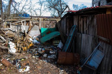 Topçu ateşi alan bir binanın enkazı. Borodyanka 'daki binaların çoğu ya tahrip edildi ya da tamir edilemez şekilde hasar gördü. Şehir, sivil hedefleri vurmak için Rus topçuları tarafından bombalandı. Bu bir savaş suçudur.